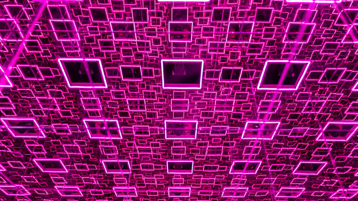 Neon-Spiegel im Magic Museum Berlin